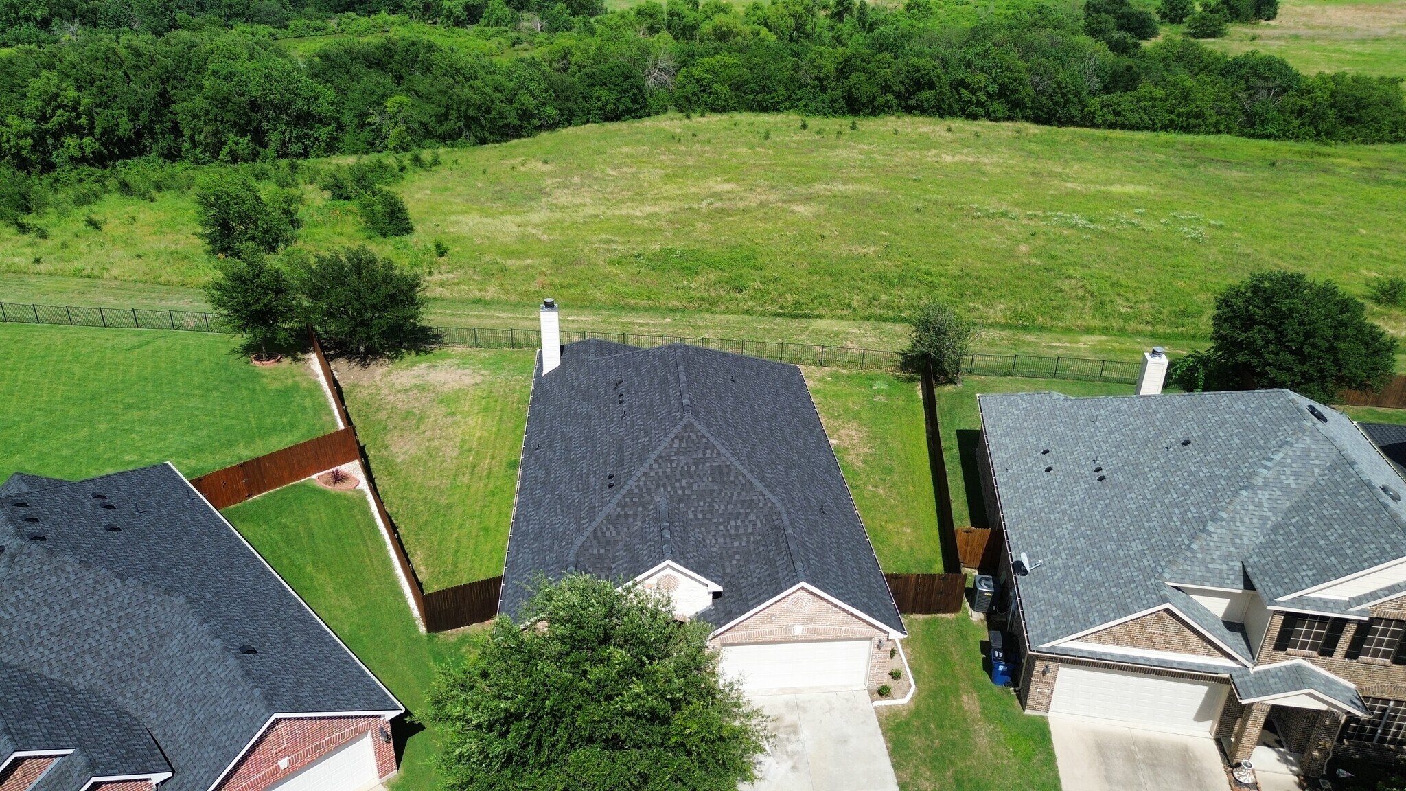Large backyard - 2853 Waterfall Ln