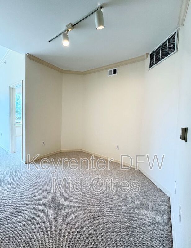 Building Photo - 330 E Las Colinas Blvd