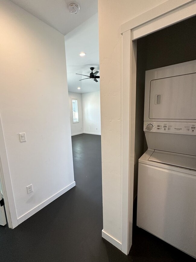 Building Photo - A Bright & Contemporary Home in Pasco