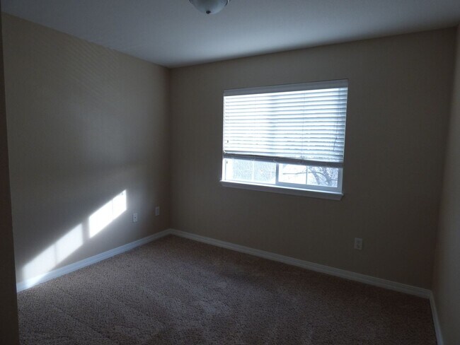 Building Photo - 805 Summer Hawk Dr