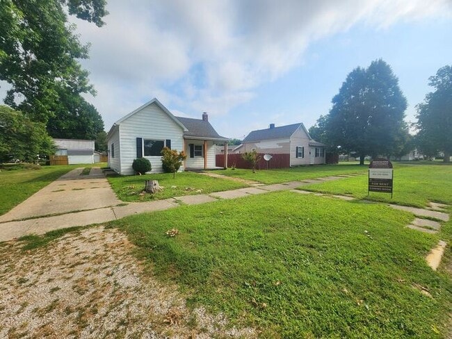 Building Photo - Bright & Inviting 2 Bedroom 1 Bathroom Home In Clinton
