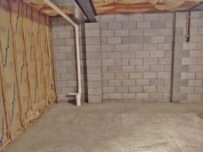 Building Photo - 3 Bed / 2 Bath Single Family Townhome