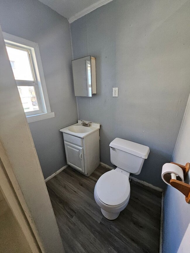 Building Photo - Upper 1 bedroom unit gas included