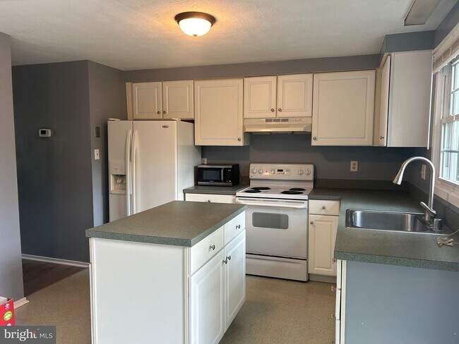 Building Photo - 615 McKinway