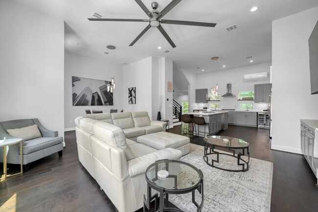 Building Photo - 2116 Oatfield Dr