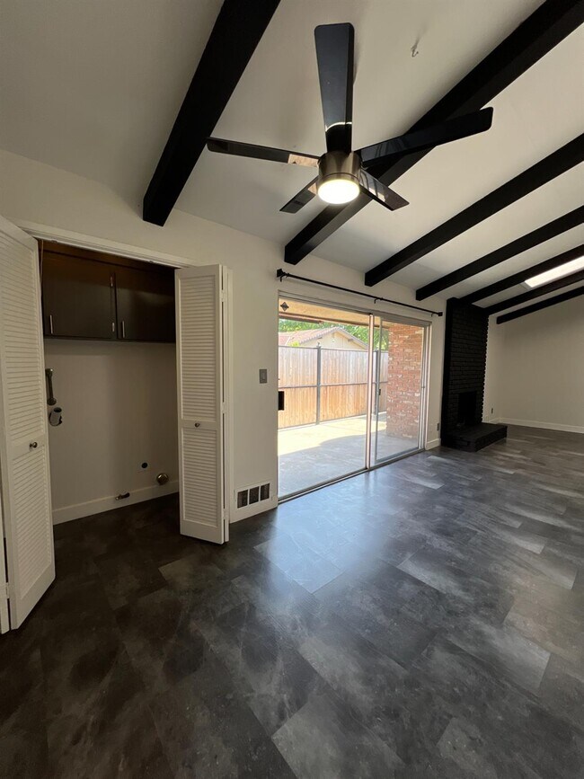 Building Photo - 5090 N College Ave