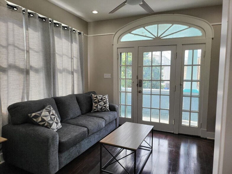 Primary Photo - 434 S Cortez St