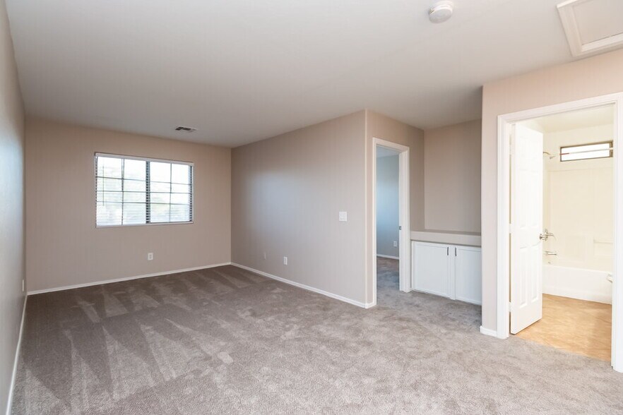 Building Photo - 354 E Bradstock Way