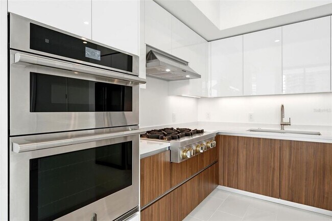 Building Photo - 400 Central Ave