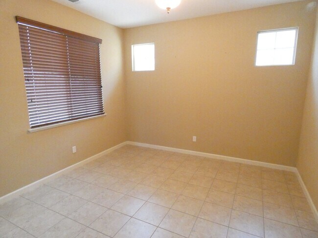 Building Photo - 4/2.5 N. Vacaville home with solar!