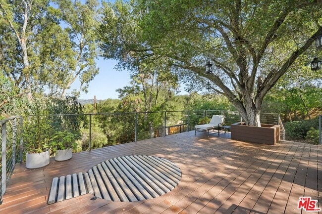 Building Photo - 21273 Entrada Rd