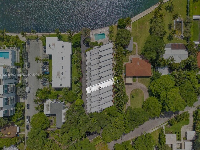 Building Photo - 6011 N Bayshore Dr