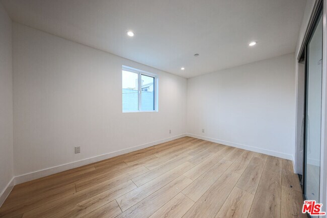 Building Photo - 1525 S Carmelina Ave