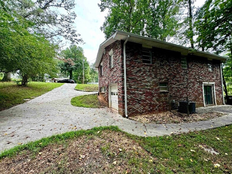 Building Photo - 1962 Maple Dr