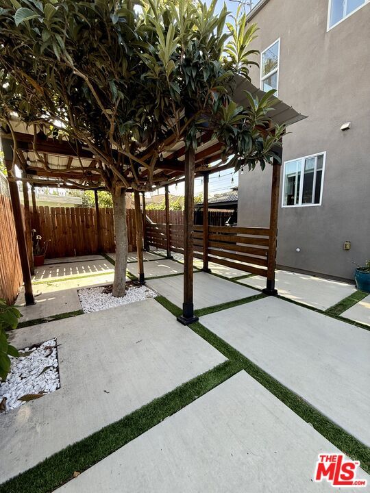 Building Photo - 635 N Formosa Ave