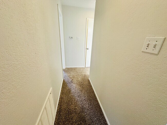 Building Photo - Charming 2 Bed 2 Bath Condo with Nature Vi...