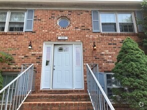 Building Photo - Updated 2 bedroom, 1 bath apartment with w...