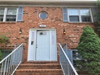 Building Photo - Updated 2 bedroom, 1 bath apartment with w...