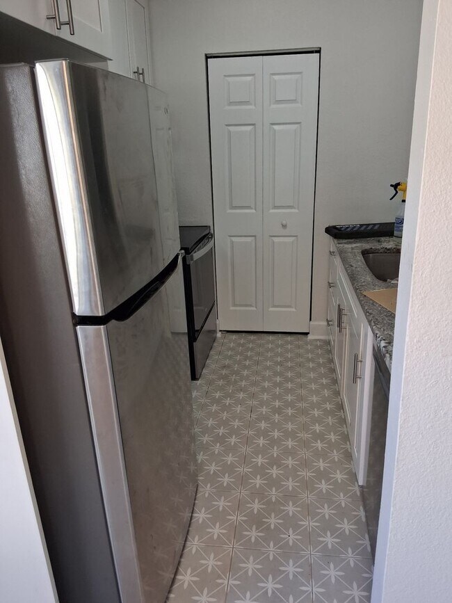 Building Photo - Amazing 3/2 located in desirable Palm Harb...