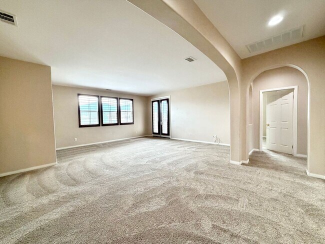 Building Photo - Spacious 5 Bedroom Wolf Creek Home with Balcony, Loft & Secondary Kitchen