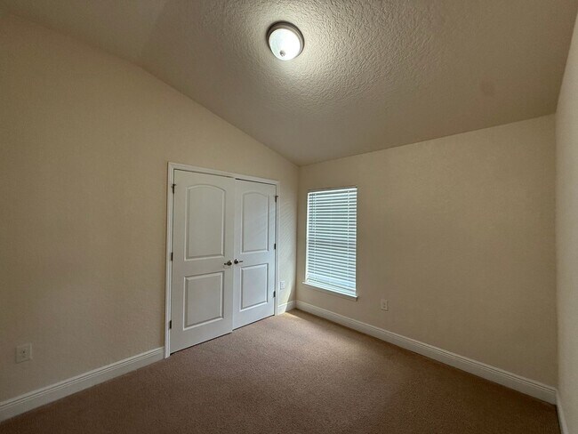 Building Photo - Three bedroom two bathroom BH Home