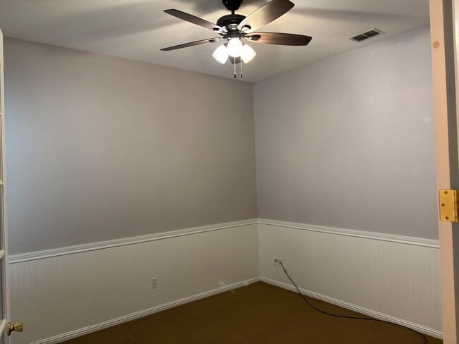 Building Photo - Lakeside Community Beauty