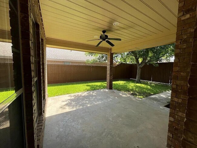 Building Photo - Comfy 3 bd/2 bth home in quiet neighborhood. Walk to the grocery store. 10 minutes to downtown. A...