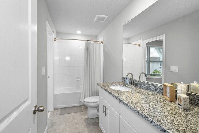 Building Photo - 5766 SE Edgewater Cir