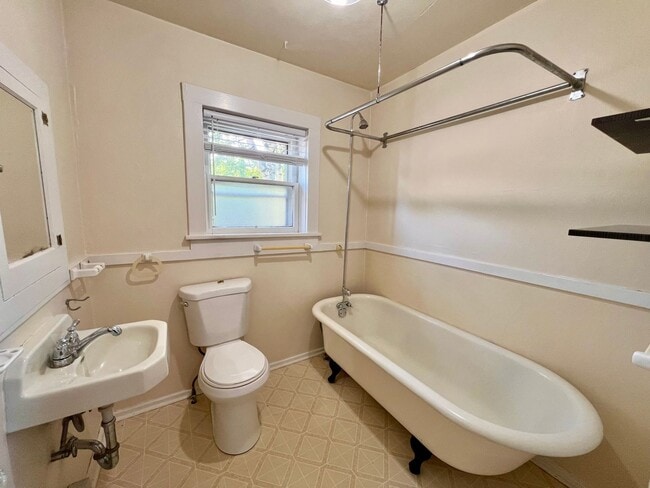 Building Photo - Charming Clinton Neighborhood Home 2 Bed 2 Bath — Close to Downtown & Division Street!