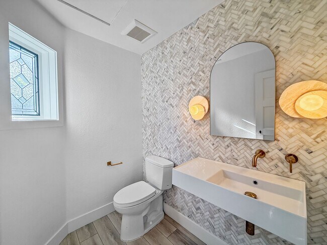 Building Photo - Stunning 4B/3BA House in Gated Community in Carlsbad!