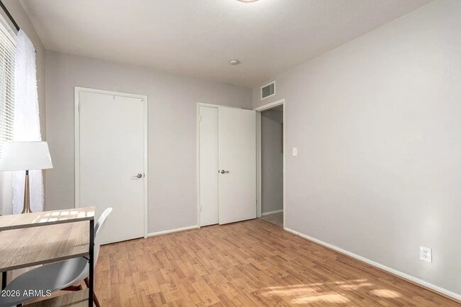 Building Photo - 1412 W 7th Pl