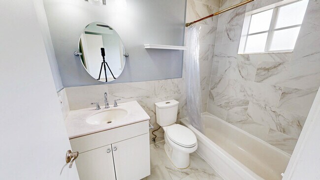 Building Photo - 18712 SW 100th Ave