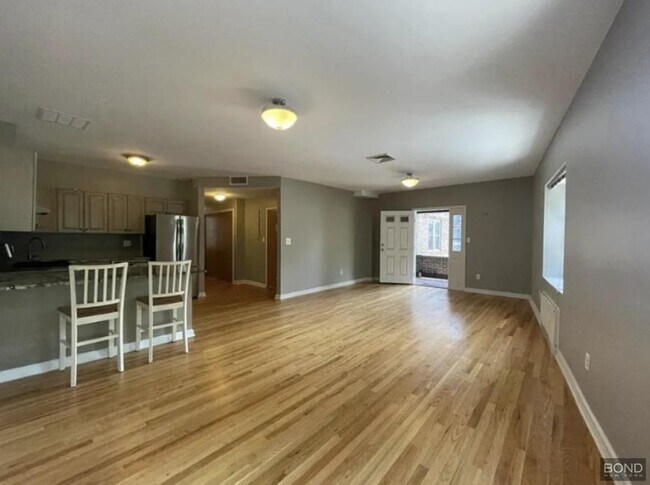 Building Photo - 3 bedroom in Queens NY 11418