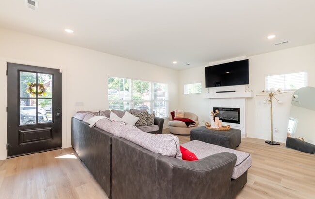 Building Photo - Do Not Miss this Beautiful piece of property.