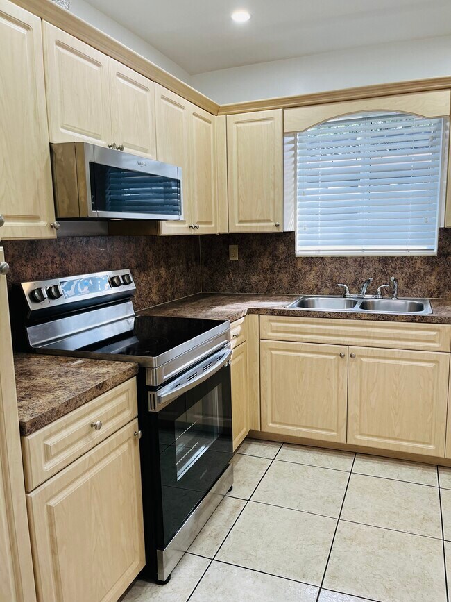 Kitchen - 415 E 10th St