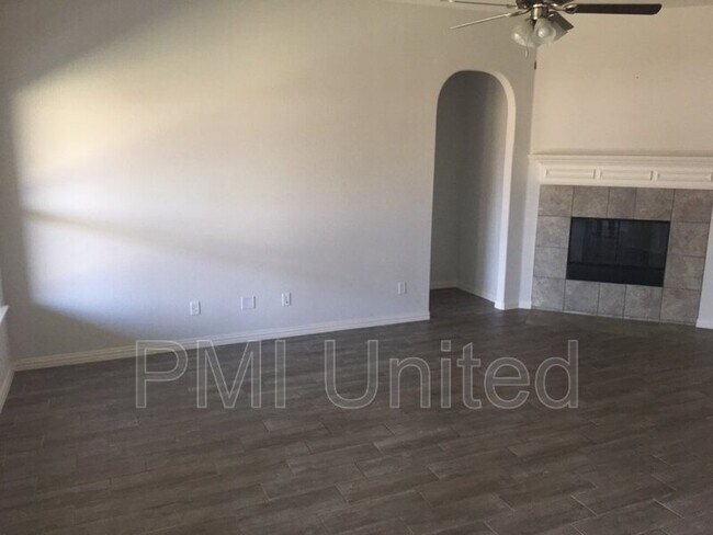 Building Photo - 3005 Cliffview Dr