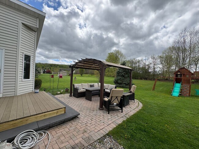 Building Photo - Large 4BR/2.5 BA Home w/ large yard & Central AC