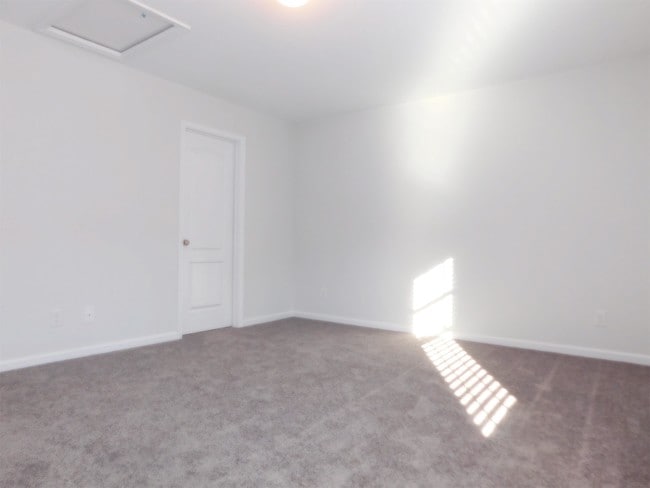 Building Photo - 37 Squire Cir
