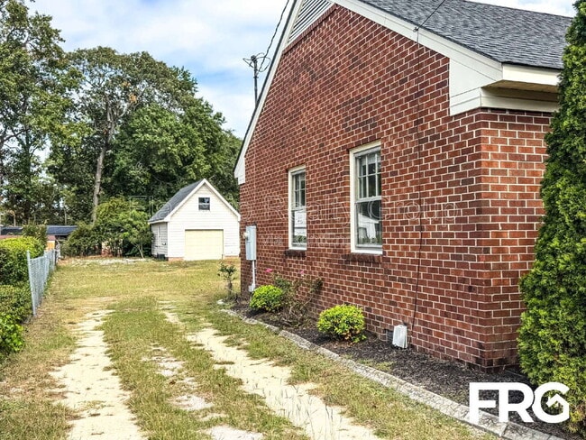Building Photo - 207 Woodbine St