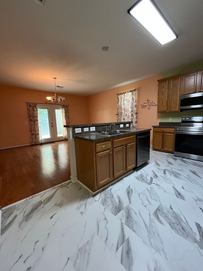 Building Photo - Beautiful 6 Bedroom, 3.5 Bath Home