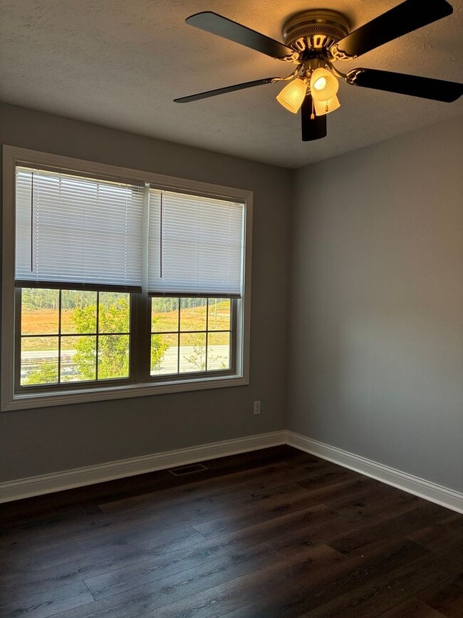Building Photo - 137 Twin Lakes Dr