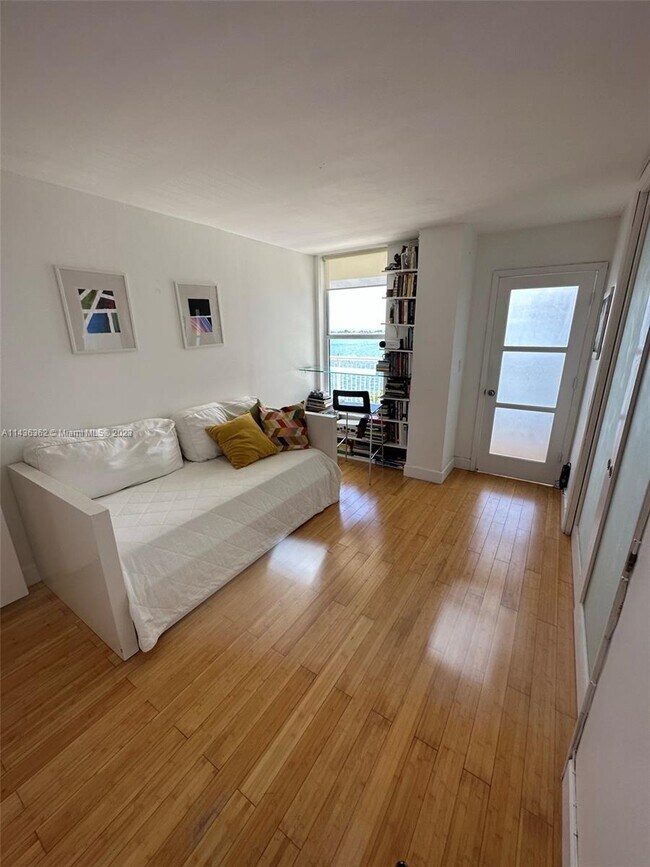 Building Photo - 1440 Brickell Bay Dr