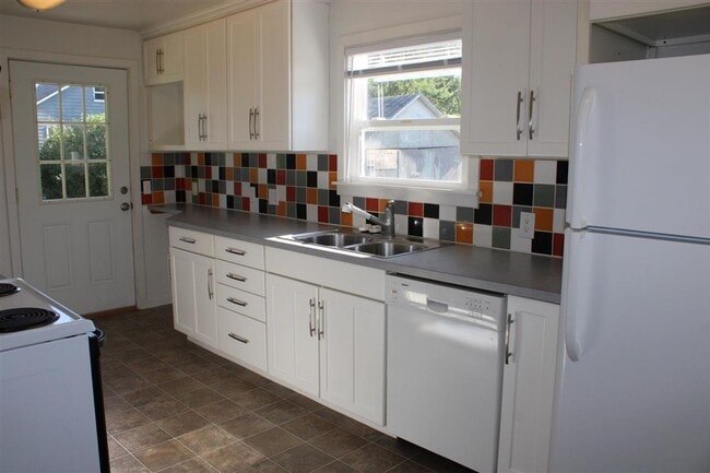 Building Photo - 1 Bedroom- Single Family Home with Large Yard