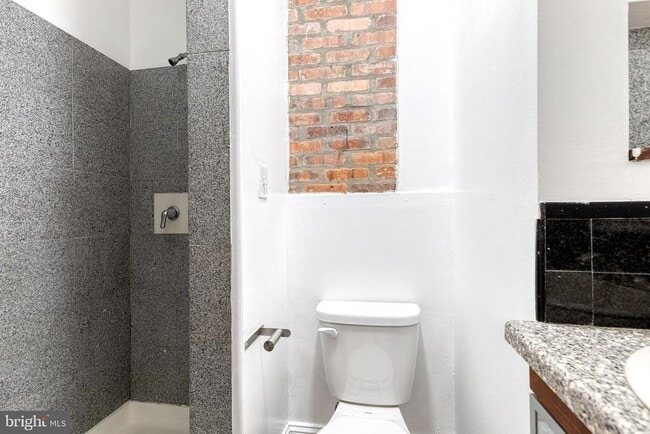 Building Photo - 422 Folcroft St