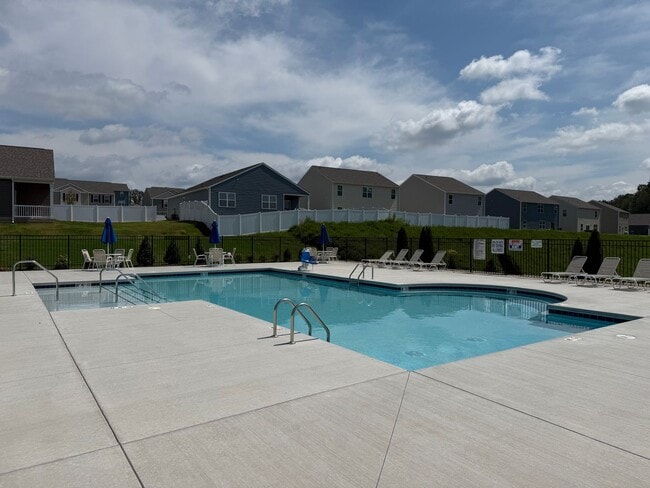 Building Photo - Modern 3-Bedroom Home in Community with Po...