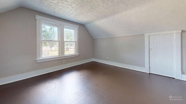Building Photo - Beautiful 3 Bedroom 2 bathroom - Single Family Home