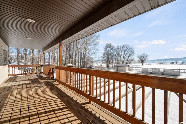 Building Photo - Beautiful home in Eden with amazing views from covered deck and 4 car garage