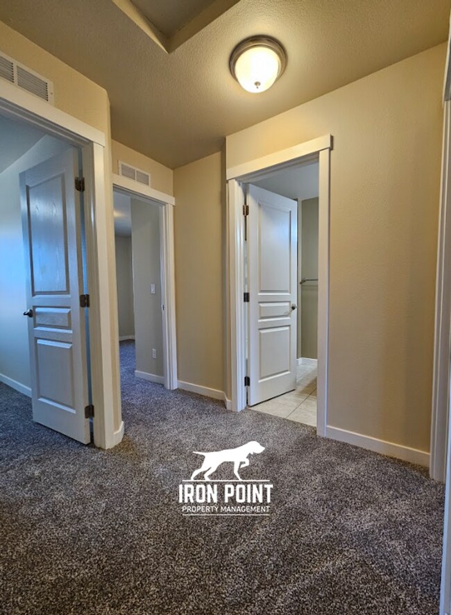 Building Photo - 3bed/2.5 bath Townhome in Boise w/2 Car Garage, Community Pool & Fitness Center