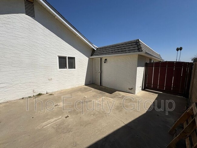 Building Photo - 473 W Deodar Ln