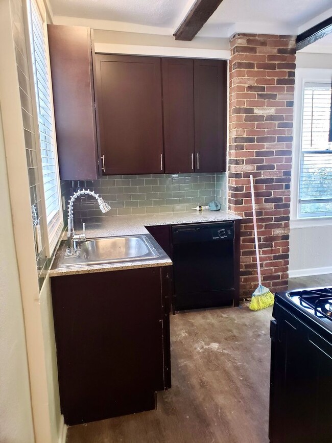 Building Photo - *** Bellevue * Lovely & Large 3 Bedroom House * Pet Friendly * Renovated & Spacious * Granite & S...